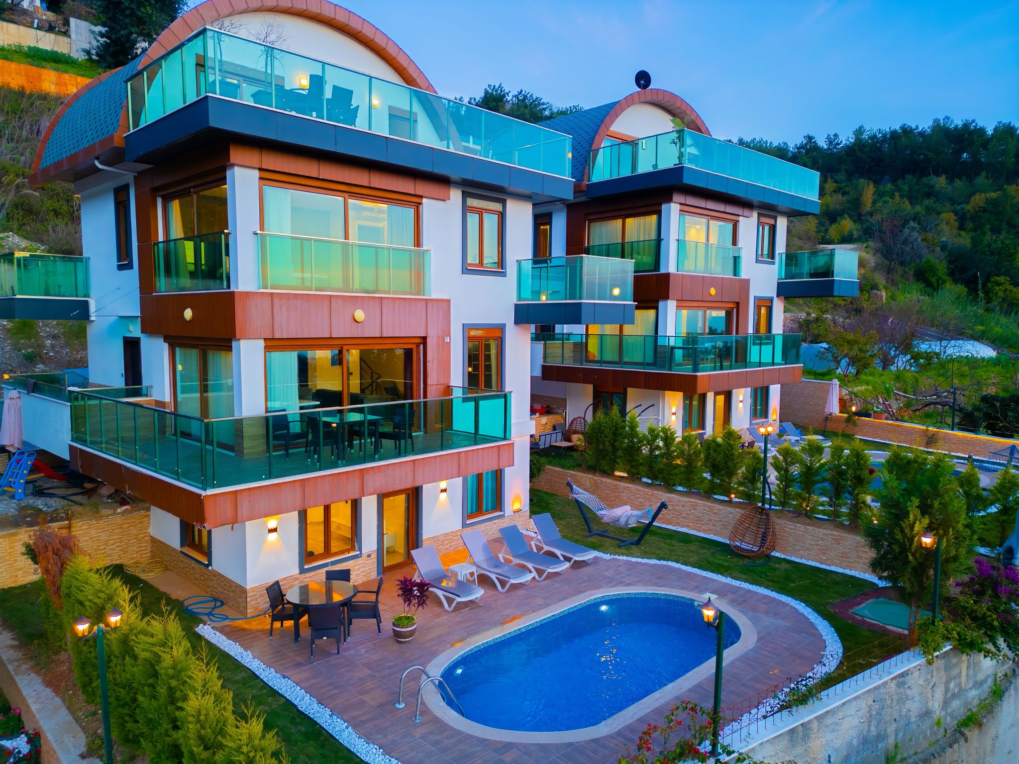 ALANYA BEKTAŞ TA DENİZ VE ŞEHİR MANZARALI 5+1 LÜX VİLLA 