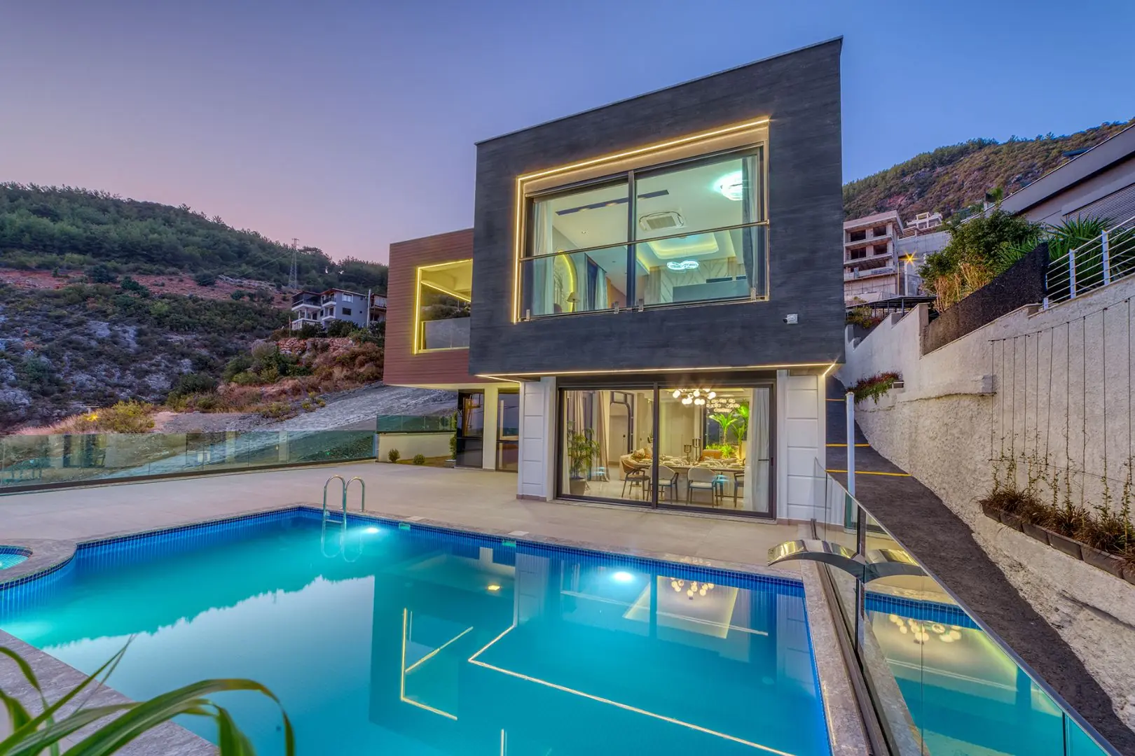 A Magnificent Villa with Views of the Castle, Sea and City in the Tepe