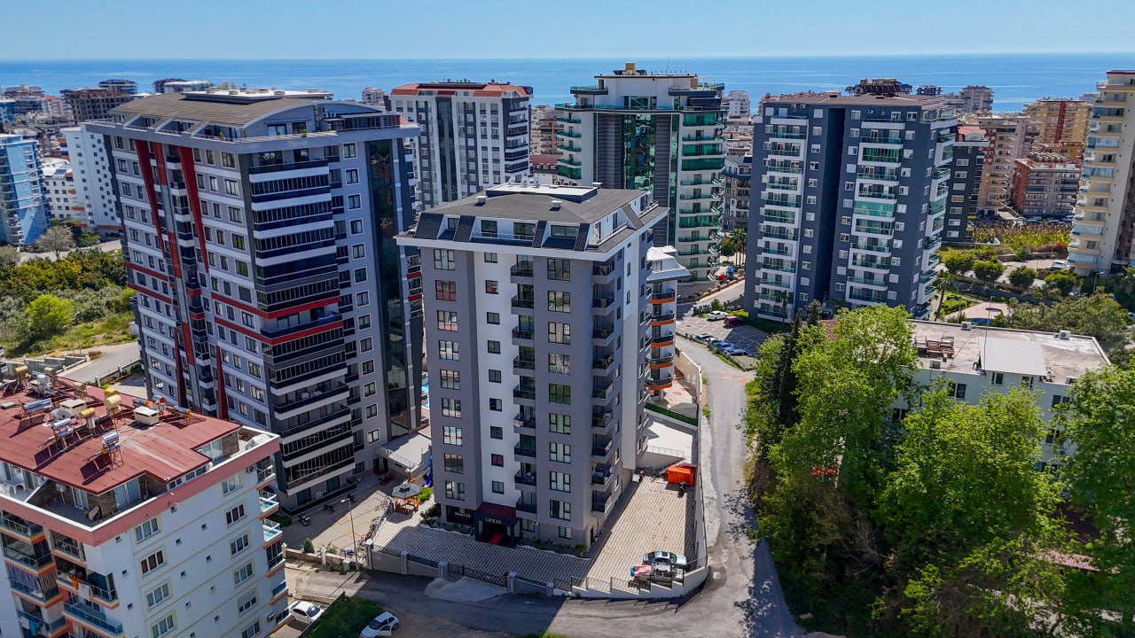 1+1 APARTMENT FOR SALE IN A VERY ACTIVE COMPLEX IN MAHMUTLAR