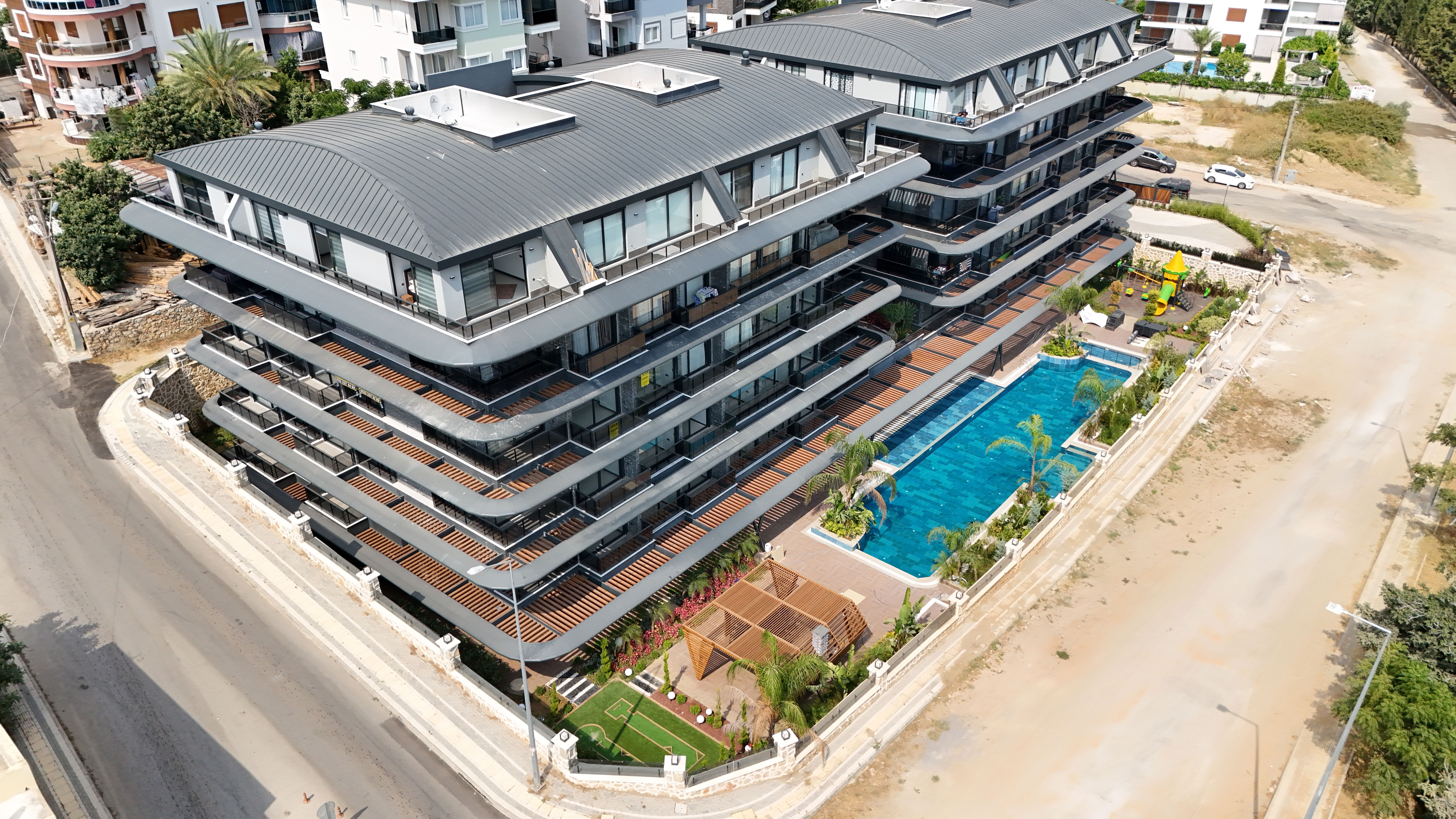 1+1 FURNISHED APARTMENT IN A LUXURY COMPLEX IN ALANYA