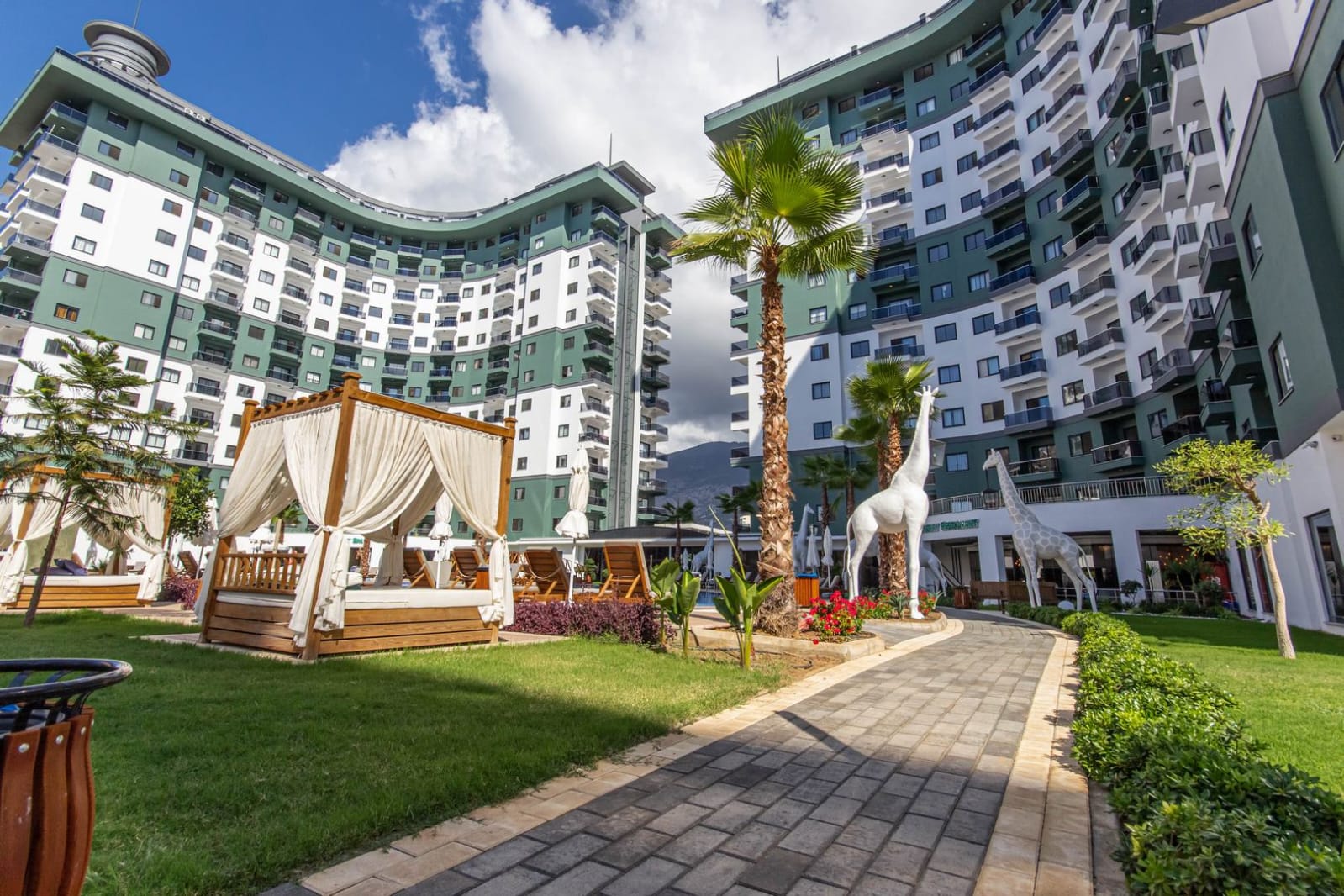 1+1 FURNISHED APARTMENT FOR SALE FROM THE BEST PROJECT IN MAHMUTLAR