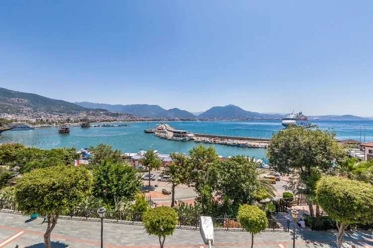 3+1 FURNISHED APARTMENT WITH A STUNNING VIEW IN THE HEART OF ALANYA