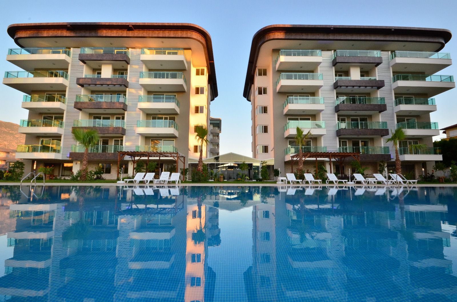 FULLY FURNISHED 1+1 APARTMENT RIGHT ON THE BEACH IN ALANYA KESTEL