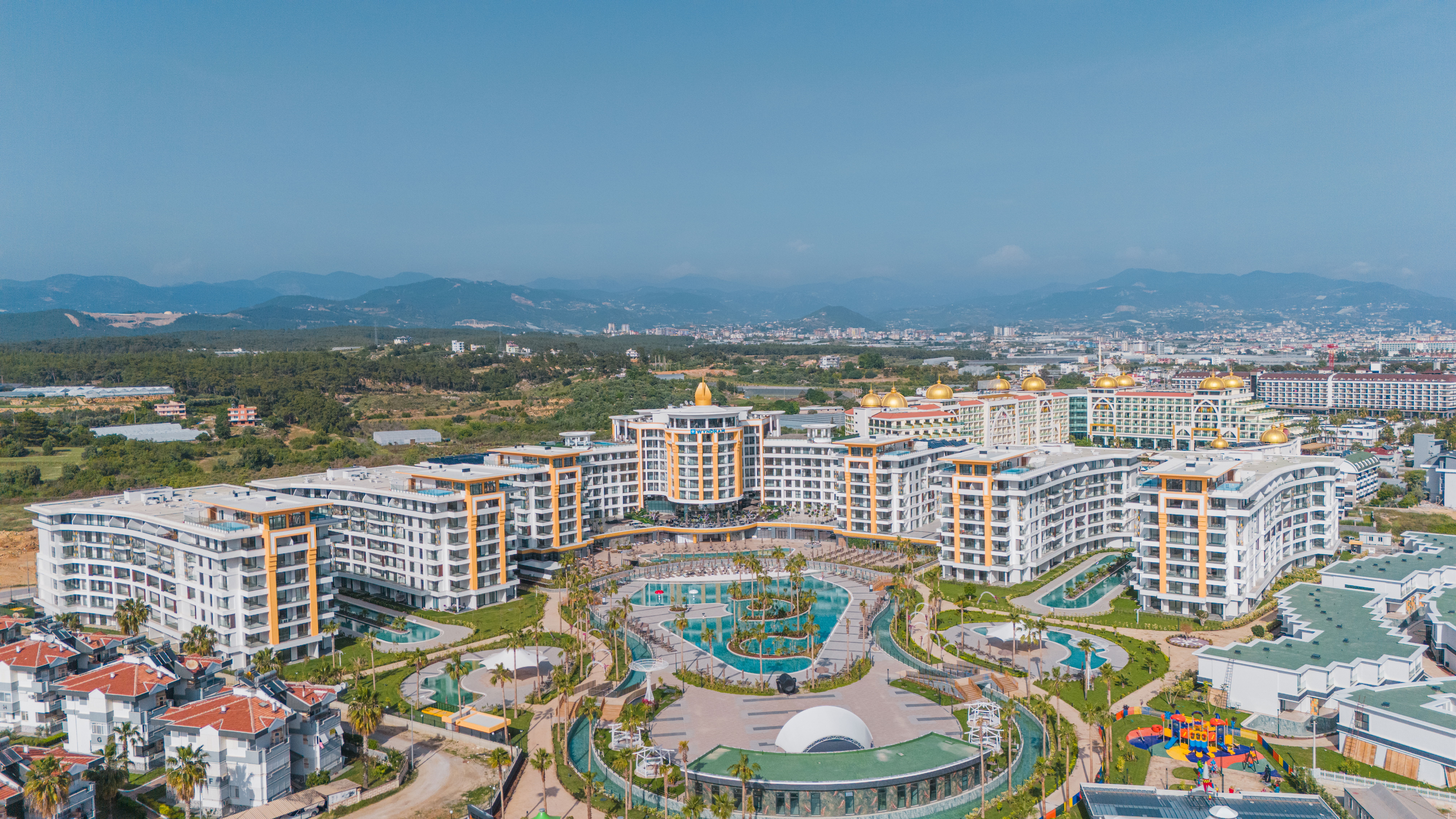 3+1 LUXURY FURNISHED APARTMENT IN ALANYA'S MOST PRESTIGIOUS PROJECT.