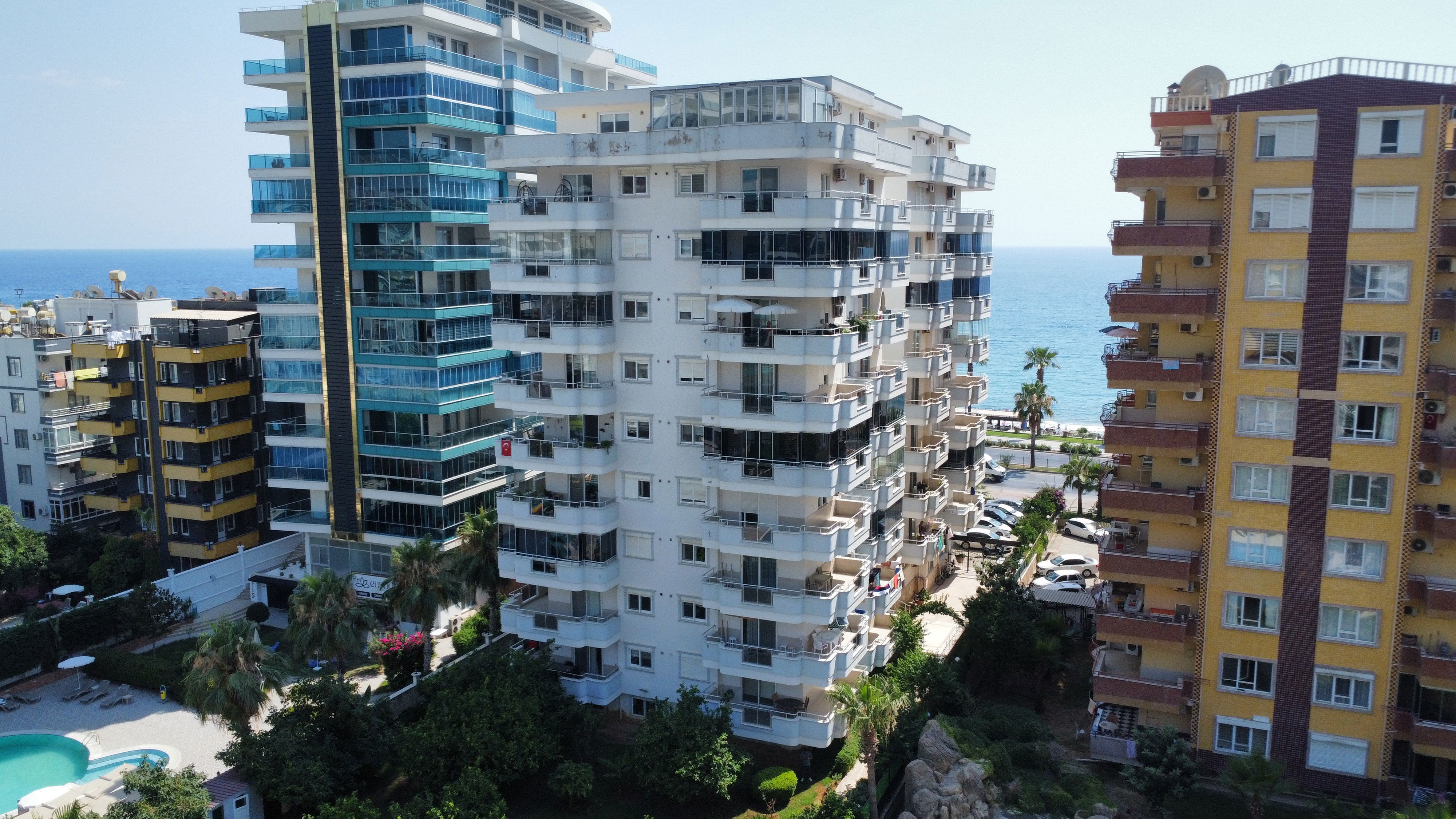 BEACHFRONT 3+1 DUPLEX APARTMENT WITH PRIVATE SAUNA IN MAHMUTLAR, 180 m²
